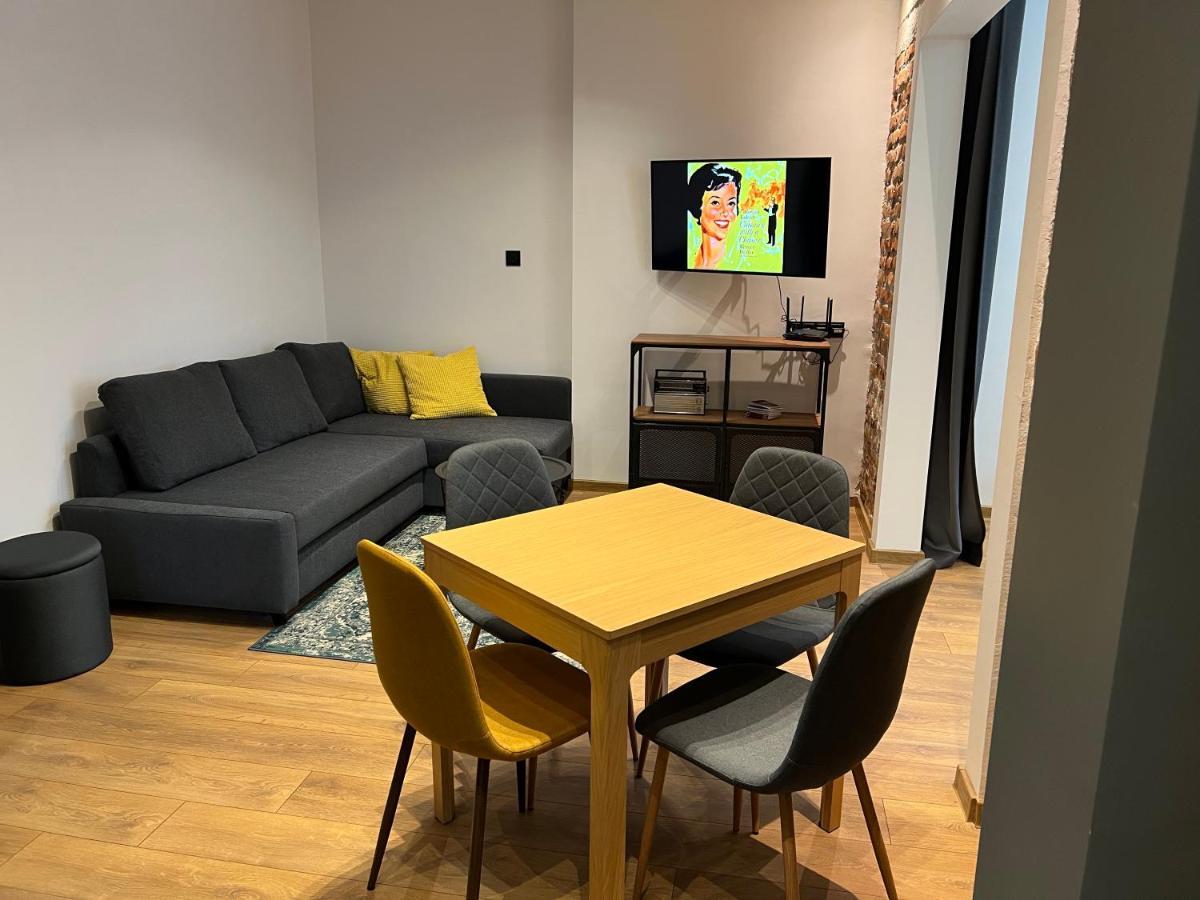 Apartemen 12 *
